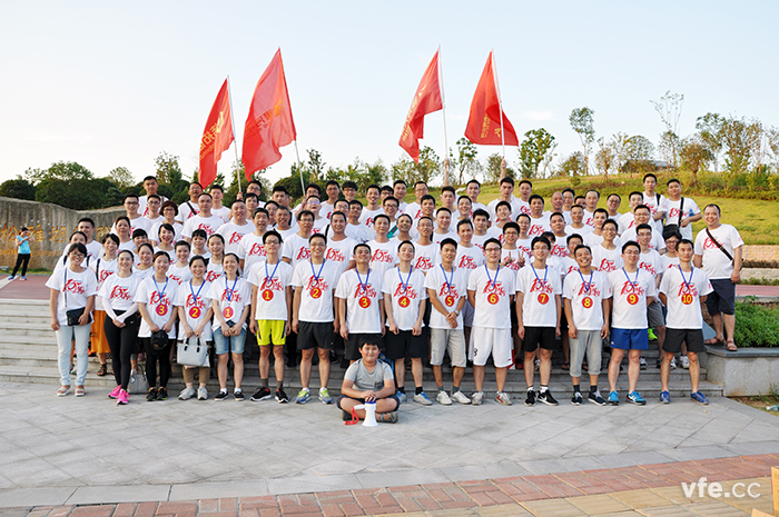 恒力長跑隊周年賽事完美結(jié)束，公司全體人員合影留戀