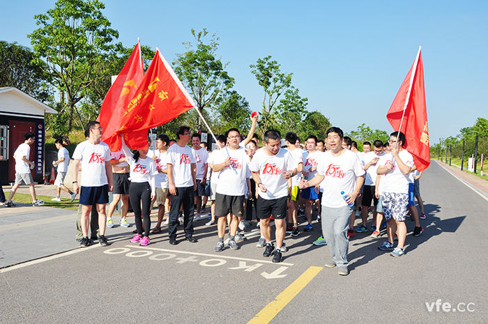 一聲槍聲，銀河電氣全體員工奔出起點
