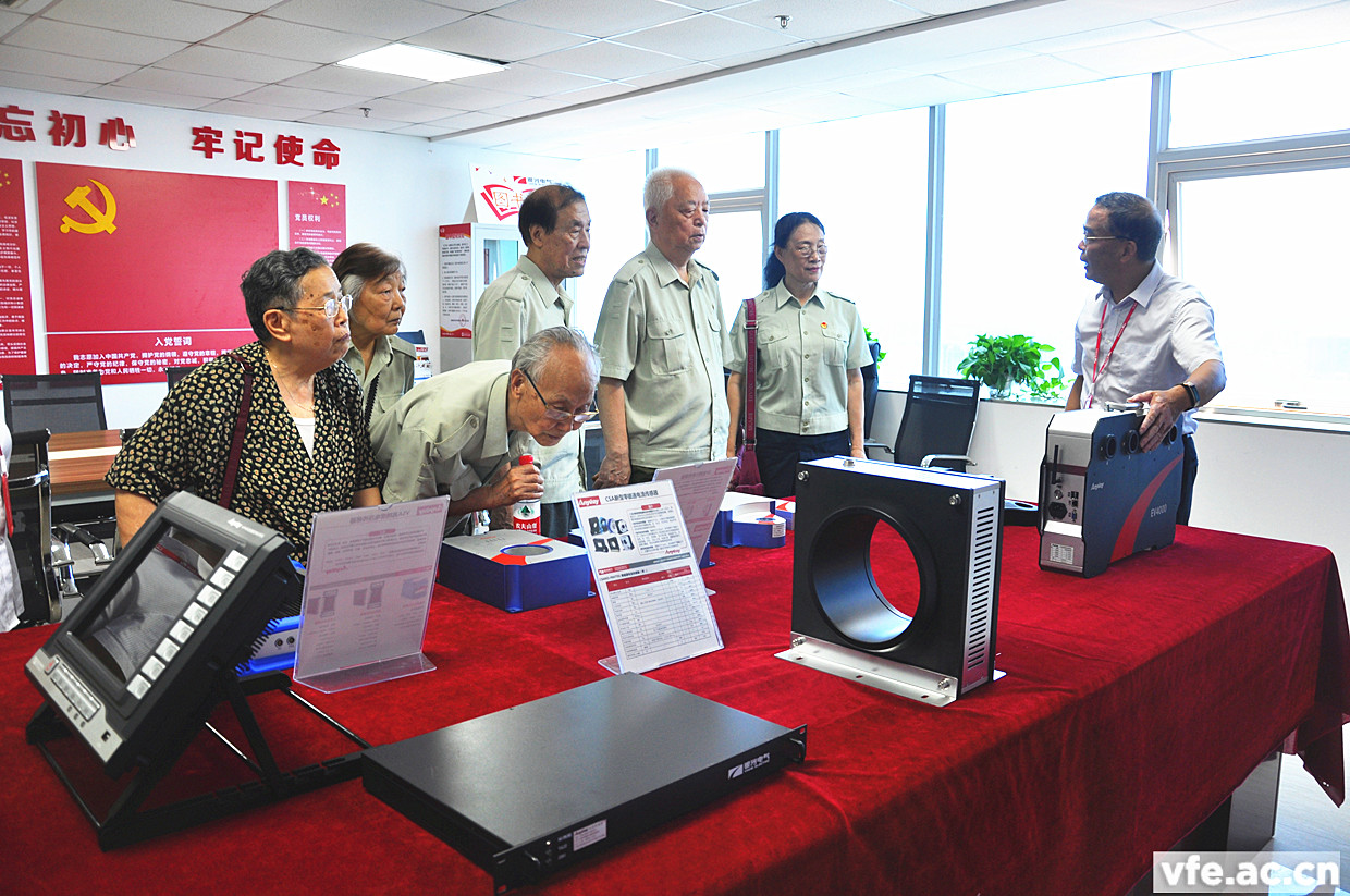 老前輩們參觀銀河電氣的產(chǎn)品 老前輩們參觀銀河電氣的產(chǎn)品